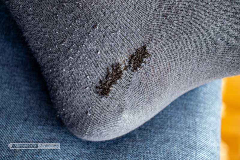 Foto An der Ferse gestopfter blauer Socken